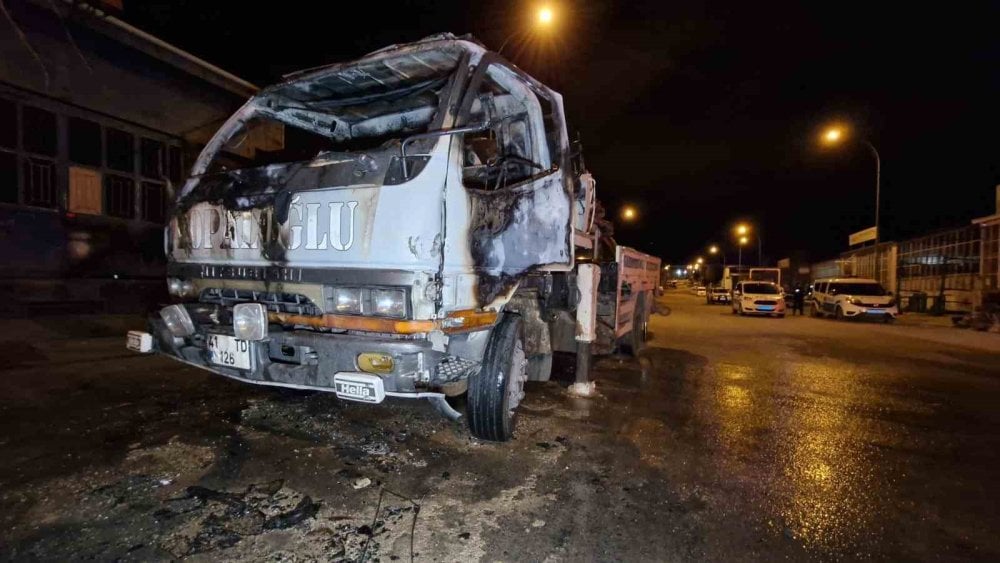 Kurtarıcı kamyonet kundaklandı: 3 kişi gözaltına alındı