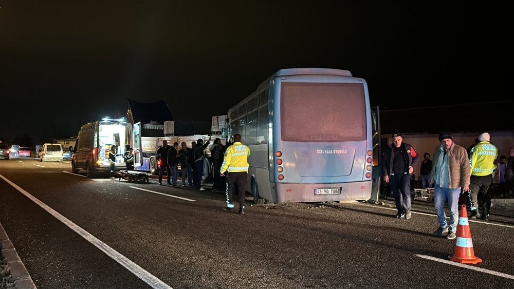 Kütahya'da halk otobüsü, arızalanıp emniyet şeridinde duran TIR ile yardıma gelen otomobile çarptı