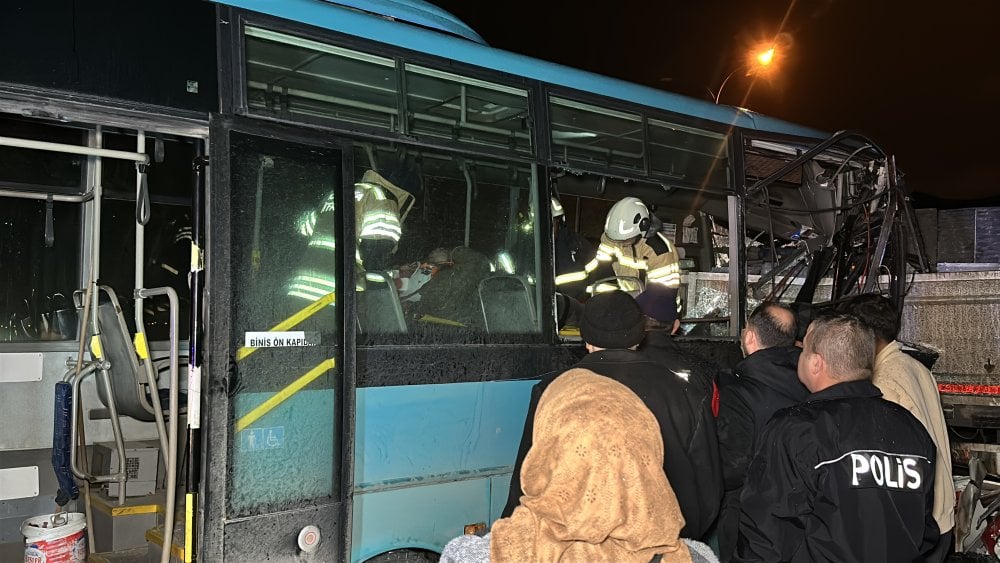 Kütahya'da halk otobüsü, arızalanıp emniyet şeridinde duran TIR ile yardıma gelen otomobile çarptı