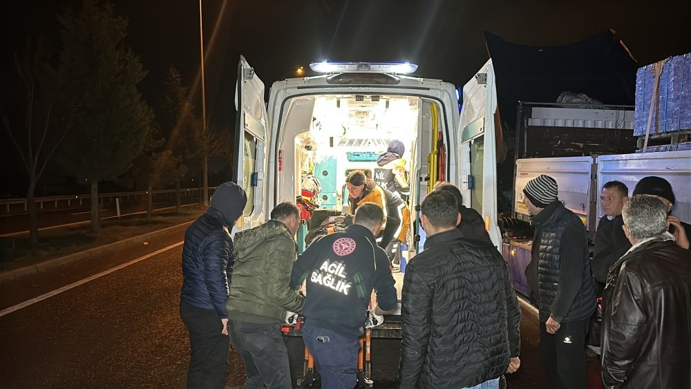 Kütahya'da halk otobüsü, arızalanıp emniyet şeridinde duran TIR ile yardıma gelen otomobile çarptı