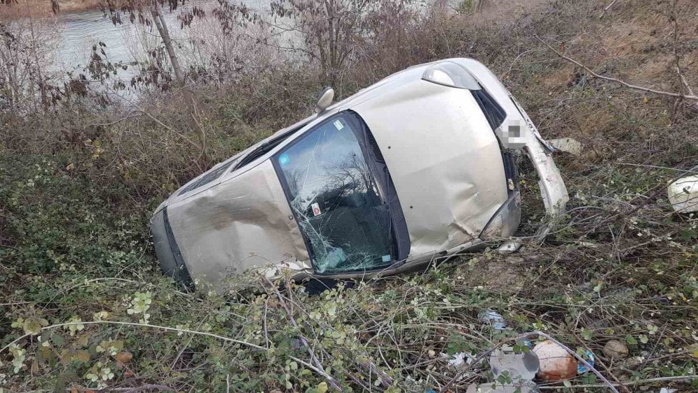 10 metre yüksekten şarampole uçtu: Kazada öğretim görevli yaralandı