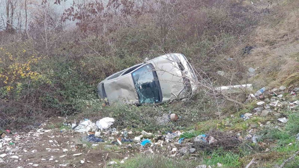 10 metre yüksekten şarampole uçtu: Kazada öğretim görevli yaralandı