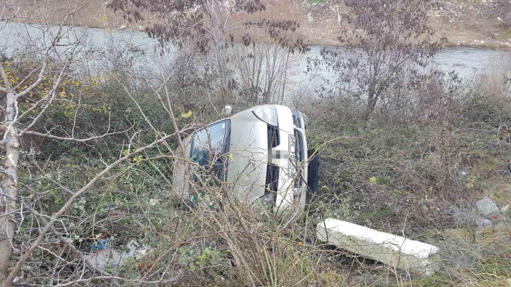 10 metre yüksekten şarampole uçtu: Kazada öğretim görevli yaralandı