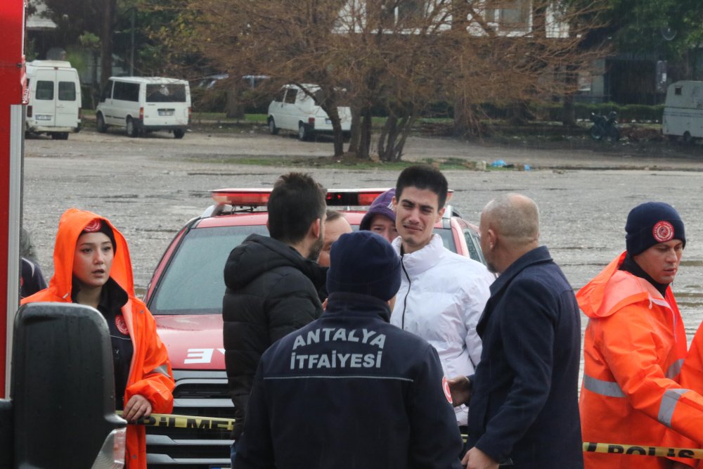 Antalya'da otomobil falezlerden denize uçtu: Mıknatıs ile aranıyor