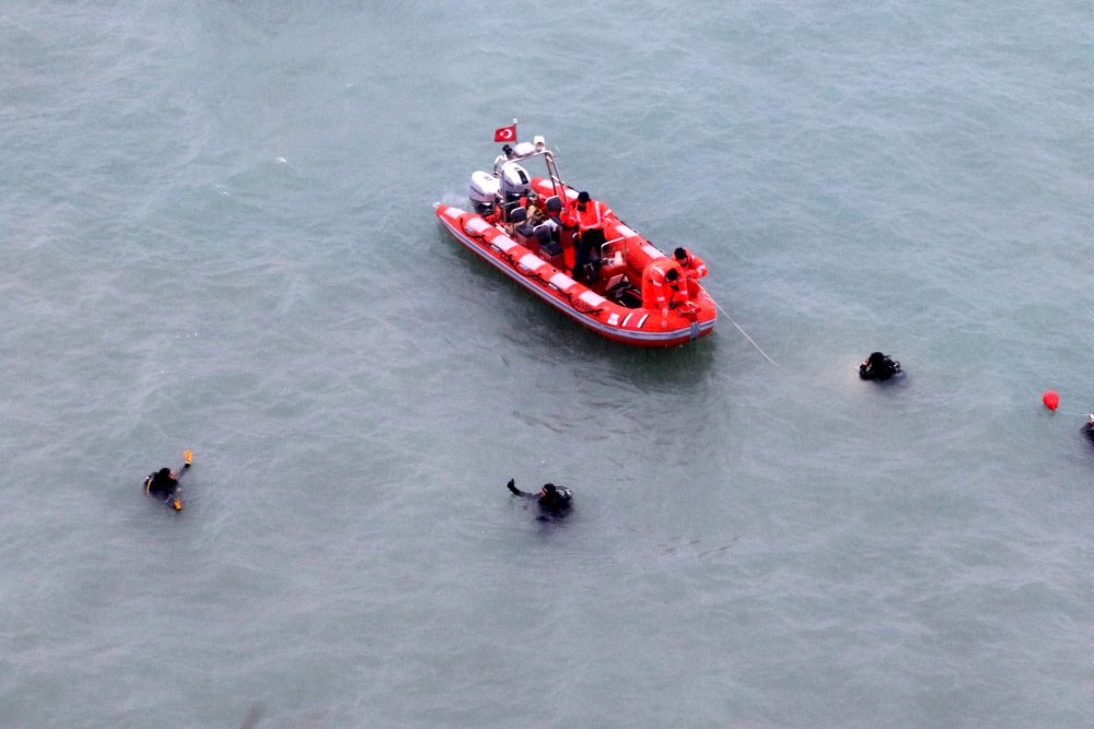 Antalya'da otomobil falezlerden denize uçtu: Mıknatıs ile aranıyor