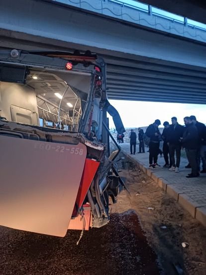 Belediye otobüsü TIR ile çarpıştı: 1 ölü 1 yaralı