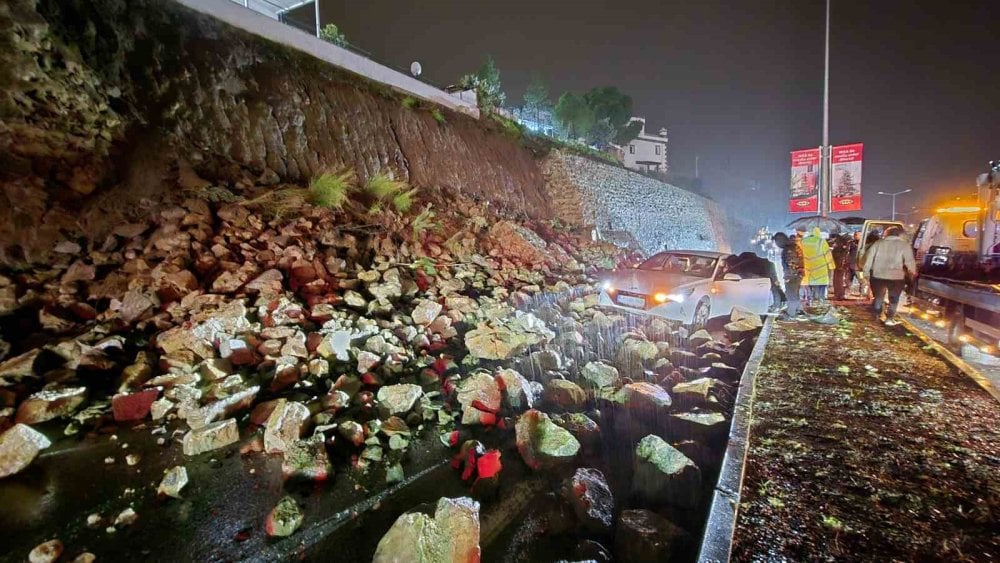 Bodrum’da istinat duvarı çöktü: Yol trafiğe kapandı