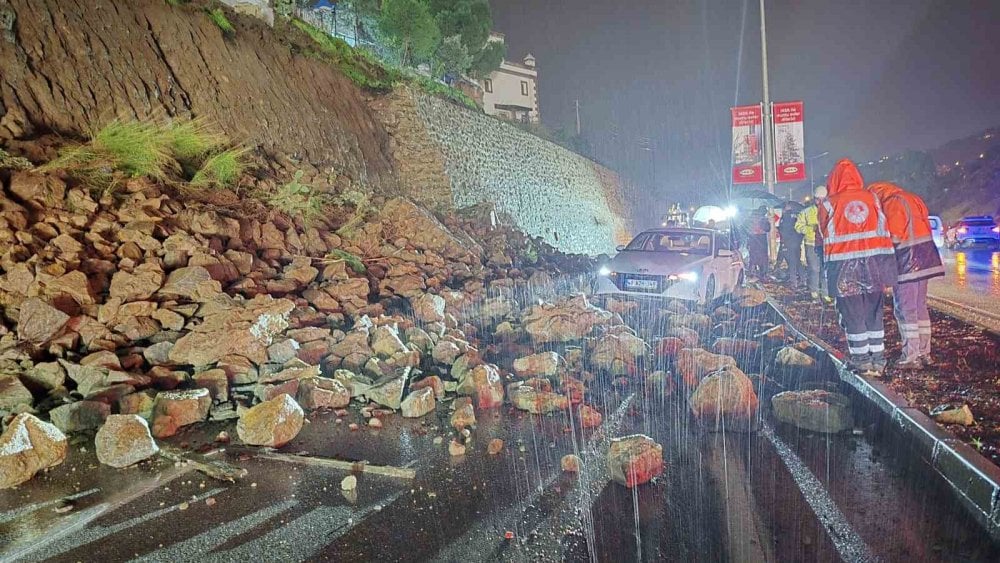 Bodrum’da istinat duvarı çöktü: Yol trafiğe kapandı