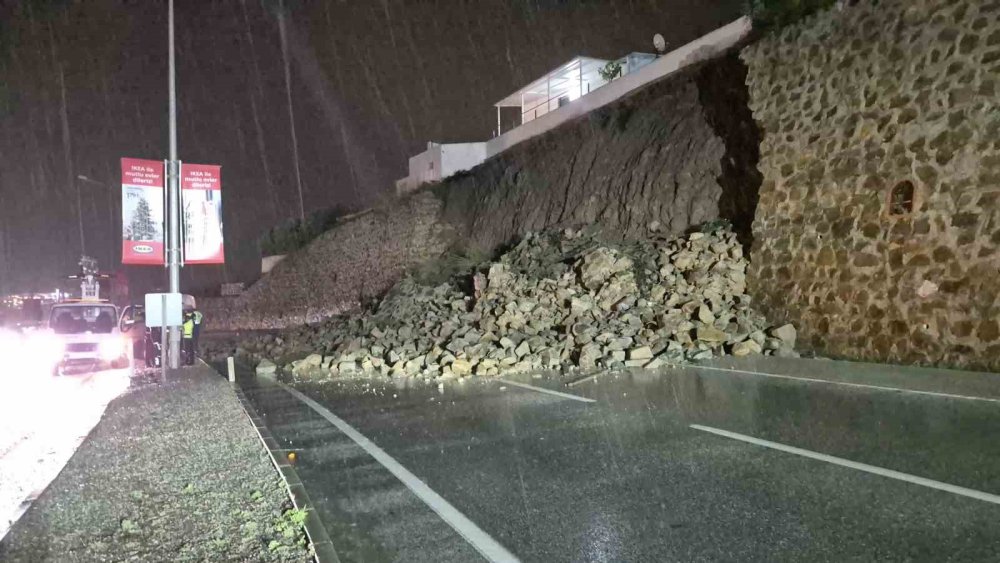 Bodrum’da istinat duvarı çöktü: Yol trafiğe kapandı