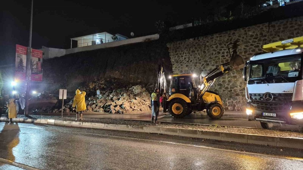 Bodrum’da istinat duvarı çöktü: Yol trafiğe kapandı