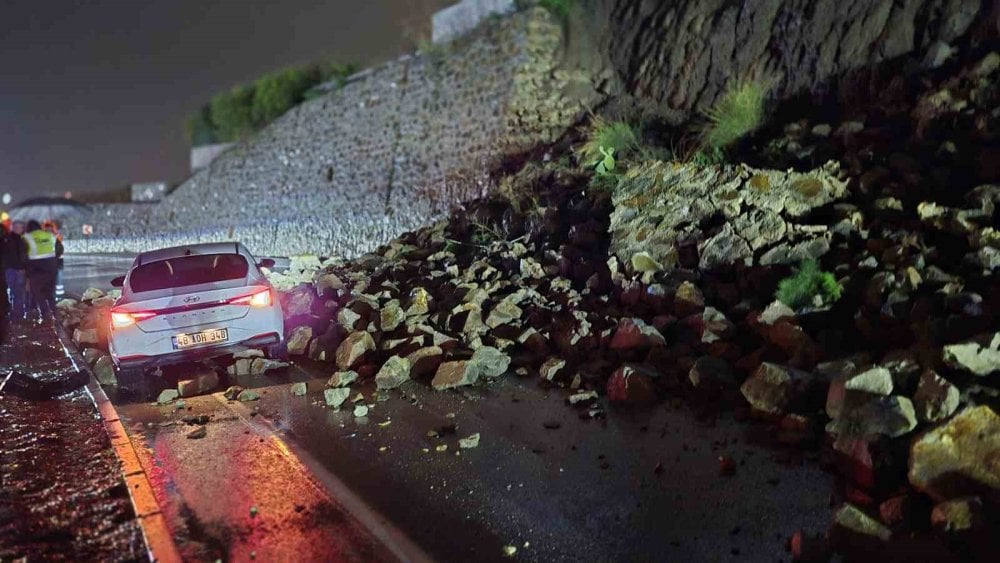 Bodrum’da istinat duvarı çöktü: Yol trafiğe kapandı