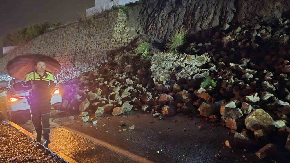 Bodrum’da istinat duvarı çöktü: Yol trafiğe kapandı