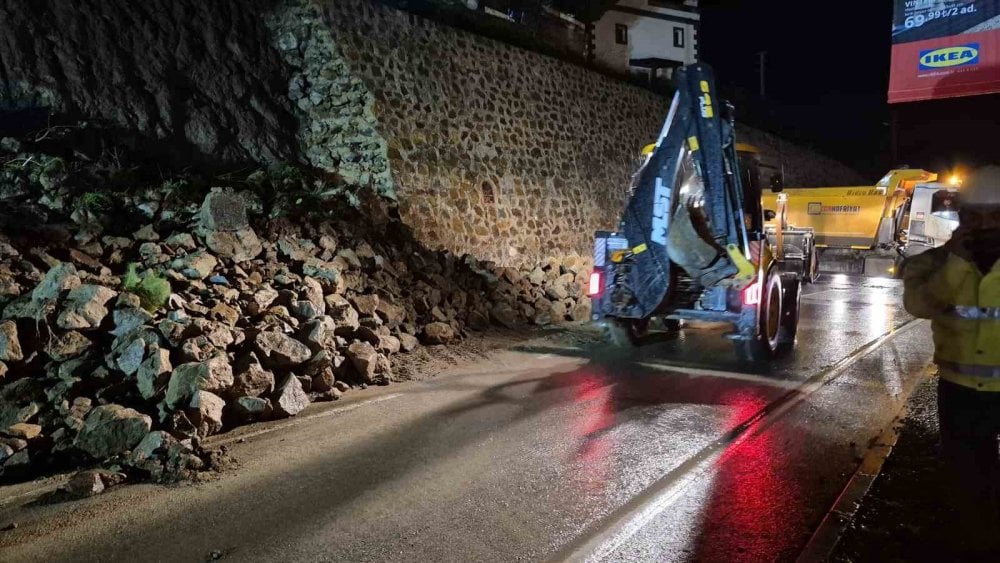 Bodrum’da istinat duvarı çöktü: Yol trafiğe kapandı