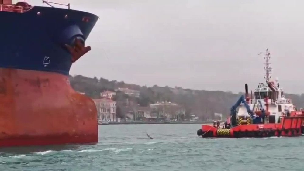 Boğazda makine arızası yapan tanker Ahırkapı açıklarına çekildi