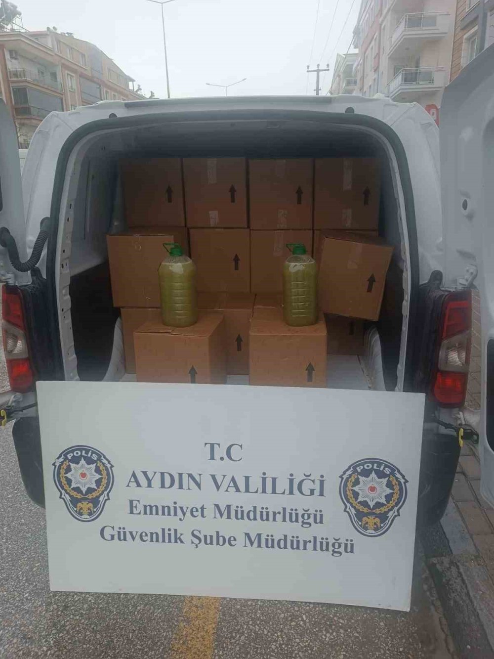 Efeler'de tağşiş yağ operasyonu: 850 litre yağ ve 111 bin lira ceza