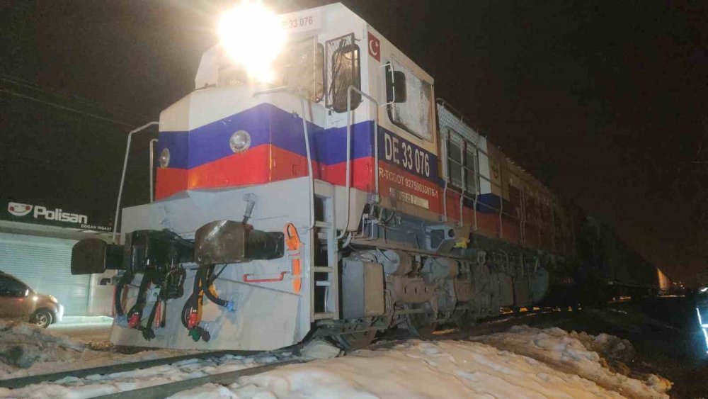 Hemzemin geçitte feci kaza: Tren otomobili 50 metre sürükledi