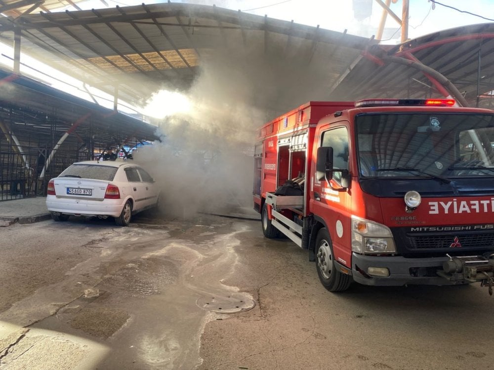 Manisa'da park halindeki araç alev alıp yandı