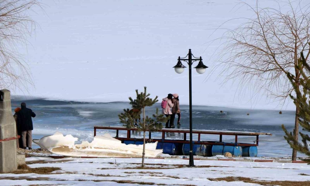 Göletlerin donmasıyla kartpostallık görüntüler oluştu