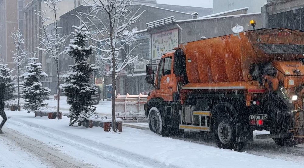 Hakkari'de yoğun kar yağışı başladı