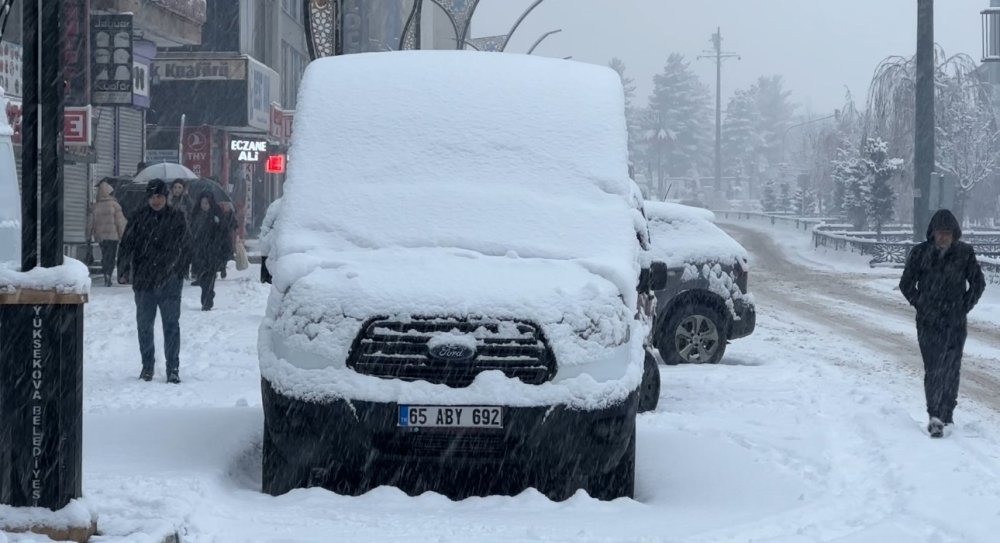 Hakkari'de yoğun kar yağışı başladı