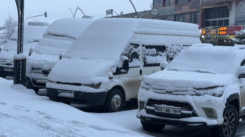 Hakkari'de yoğun kar yağışı başladı