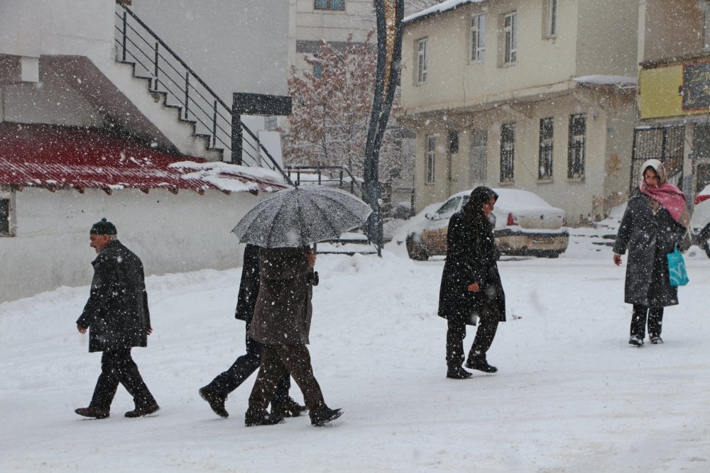 Kar nedeniyle 10 köy yolu ulaşıma kapandı: Yolda mahsur kalanlar kurtarıldı