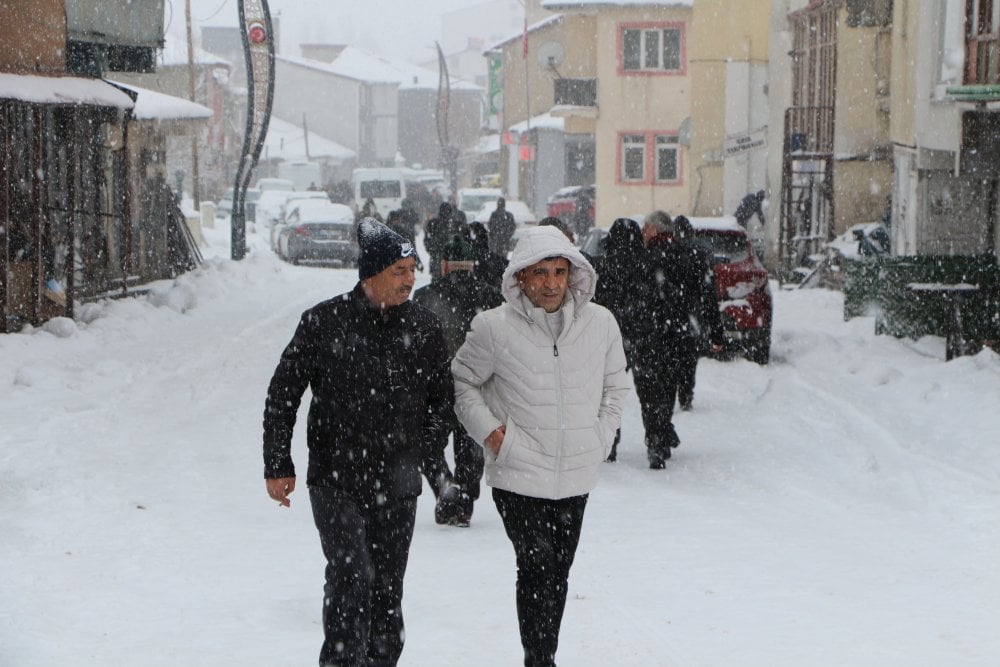 Kar nedeniyle 10 köy yolu ulaşıma kapandı: Yolda mahsur kalanlar kurtarıldı