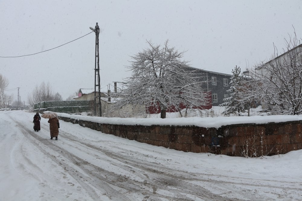 Kar nedeniyle 10 köy yolu ulaşıma kapandı: Yolda mahsur kalanlar kurtarıldı