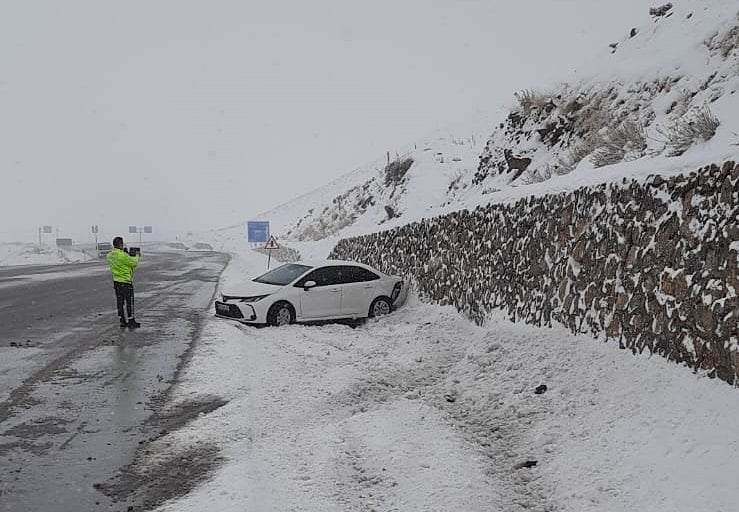 Kar nedeniyle 10 köy yolu ulaşıma kapandı: Yolda mahsur kalanlar kurtarıldı