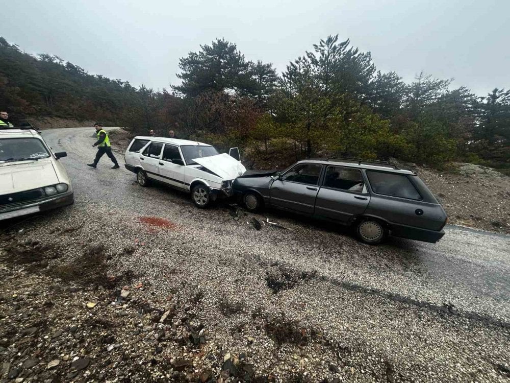 Kastamonu'da 2 otomobil kafa kafaya çarpıştı: 2 yaralı