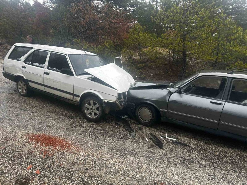 Kastamonu'da 2 otomobil kafa kafaya çarpıştı: 2 yaralı