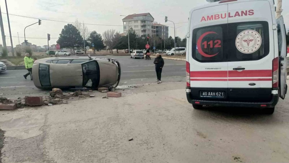 Kırşehir’de 2 otomobil çarpıştı! 2 yaralı