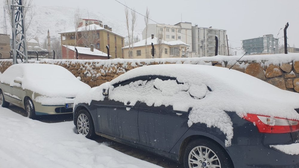 Van'da beyaza büründü: Yollar ulaşıma kapandı