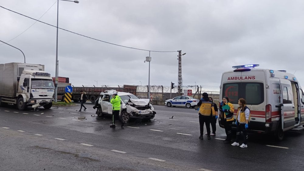 Zincirleme kaza: 3 araç birbirine girdi. 6 kişi yaralandı