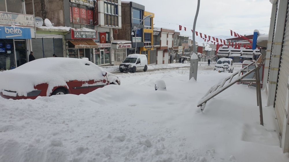 Van'da kar 420 yolu ulaşıma kapattı