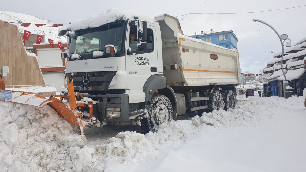 Van'da kar 420 yolu ulaşıma kapattı