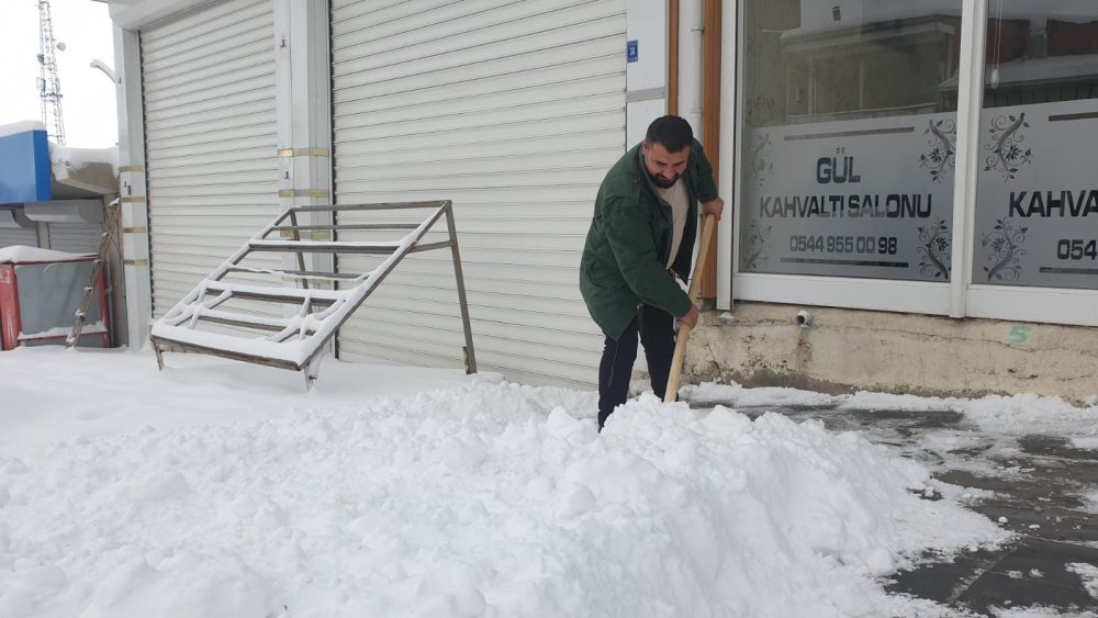 Van'da kar 420 yolu ulaşıma kapattı