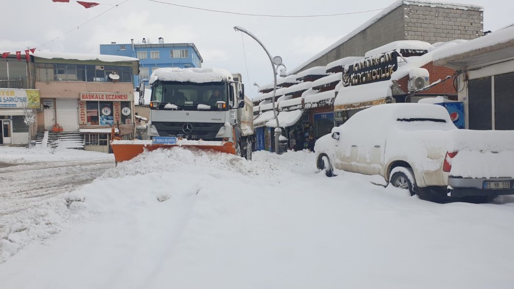 Van'da kar 420 yolu ulaşıma kapattı