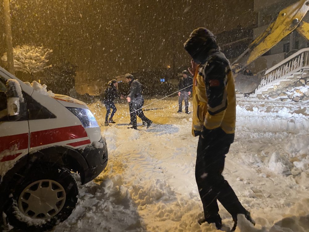 Ambulans kara saplandı, iş makinesi yardım etti