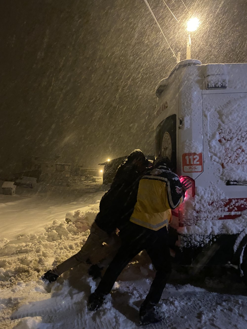 Ambulans kara saplandı, iş makinesi yardım etti