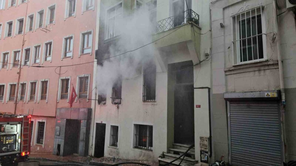 Beyoğlu’nda korkutan yangın: Kalbi duran kediyi itfaiye hayata döndürdü