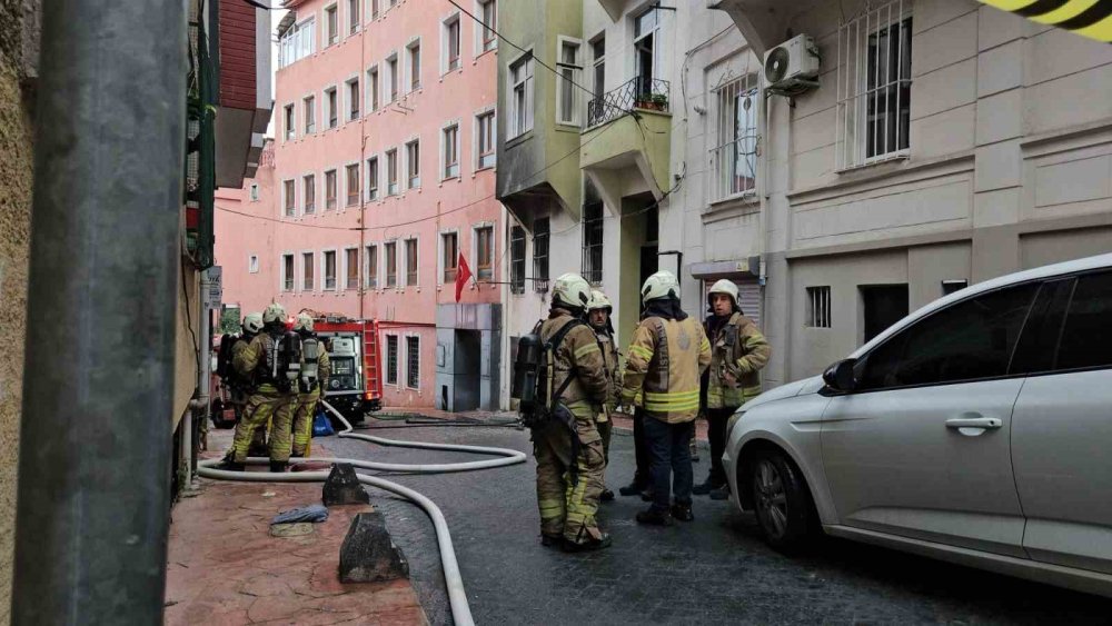 Beyoğlu’nda korkutan yangın: Kalbi duran kediyi itfaiye hayata döndürdü