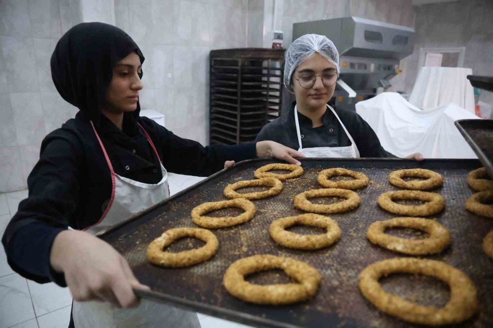 Fırın m,sali okul: Günlük 4 bin ekmek üretiliyor, yılda 2 milyon lira kazanıyor