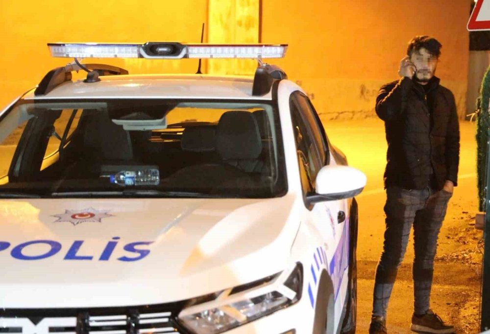 Gazetecilere küfredip polisi çileden çıkardı