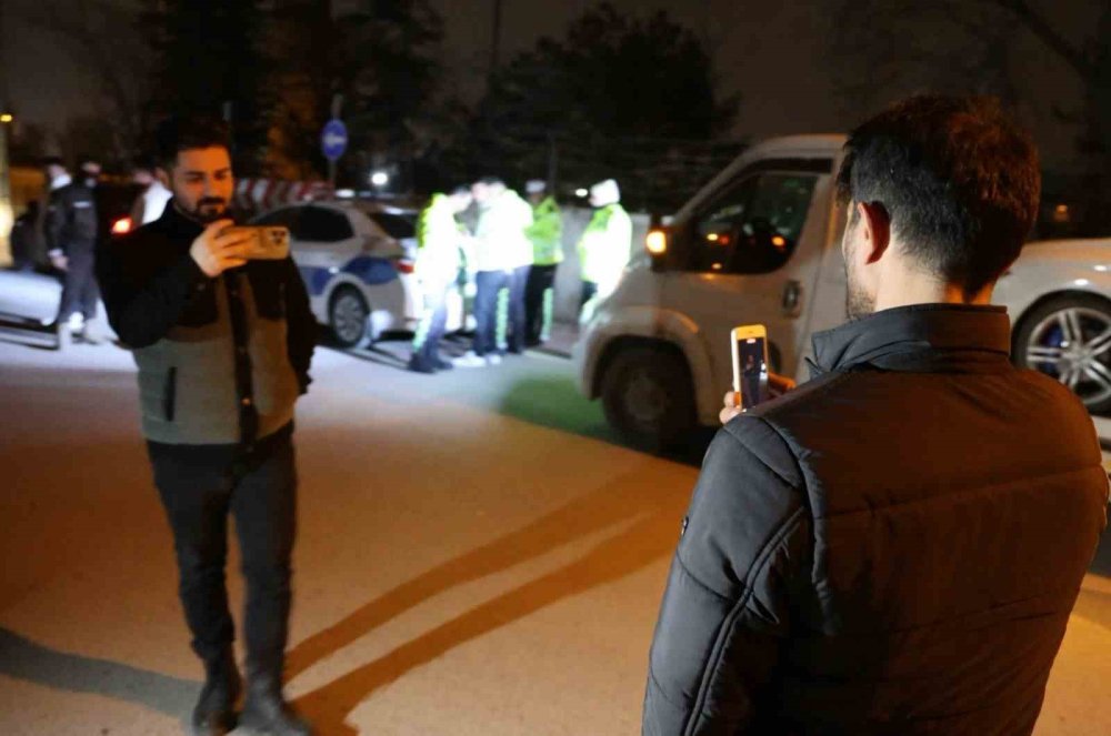 Gazetecilere küfredip polisi çileden çıkardı