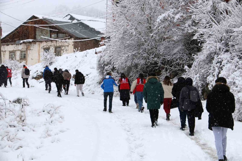 Gümüşhane’de 152 genç kar altında kalan tarihi kaleyi keşfetti