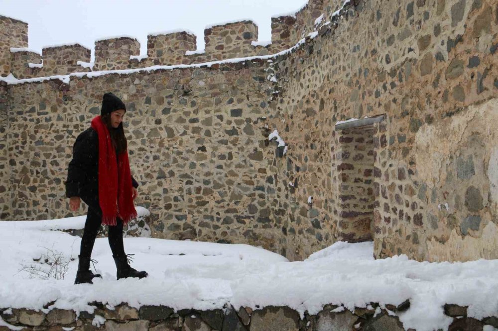 Gümüşhane’de 152 genç kar altında kalan tarihi kaleyi keşfetti