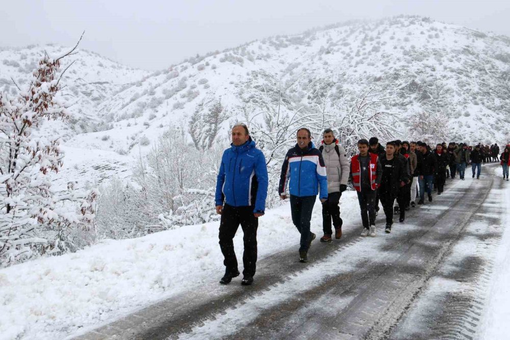 Gümüşhane’de 152 genç kar altında kalan tarihi kaleyi keşfetti