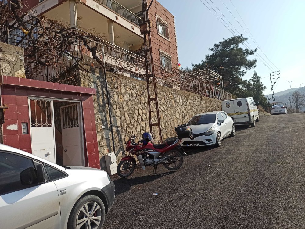 Hatay'da girdikleri evde depremzede kadını darp edip, kolundaki 2 bileziği gasp ettiler