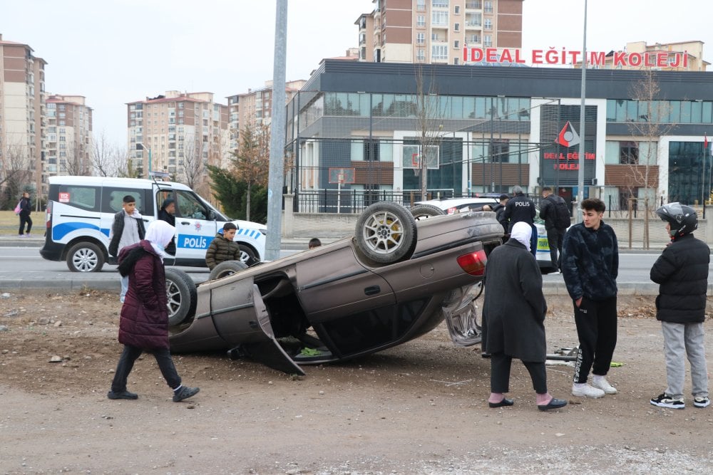 Kayseri otomobil yoldan çıkarak ters döndü: 3 yaralı